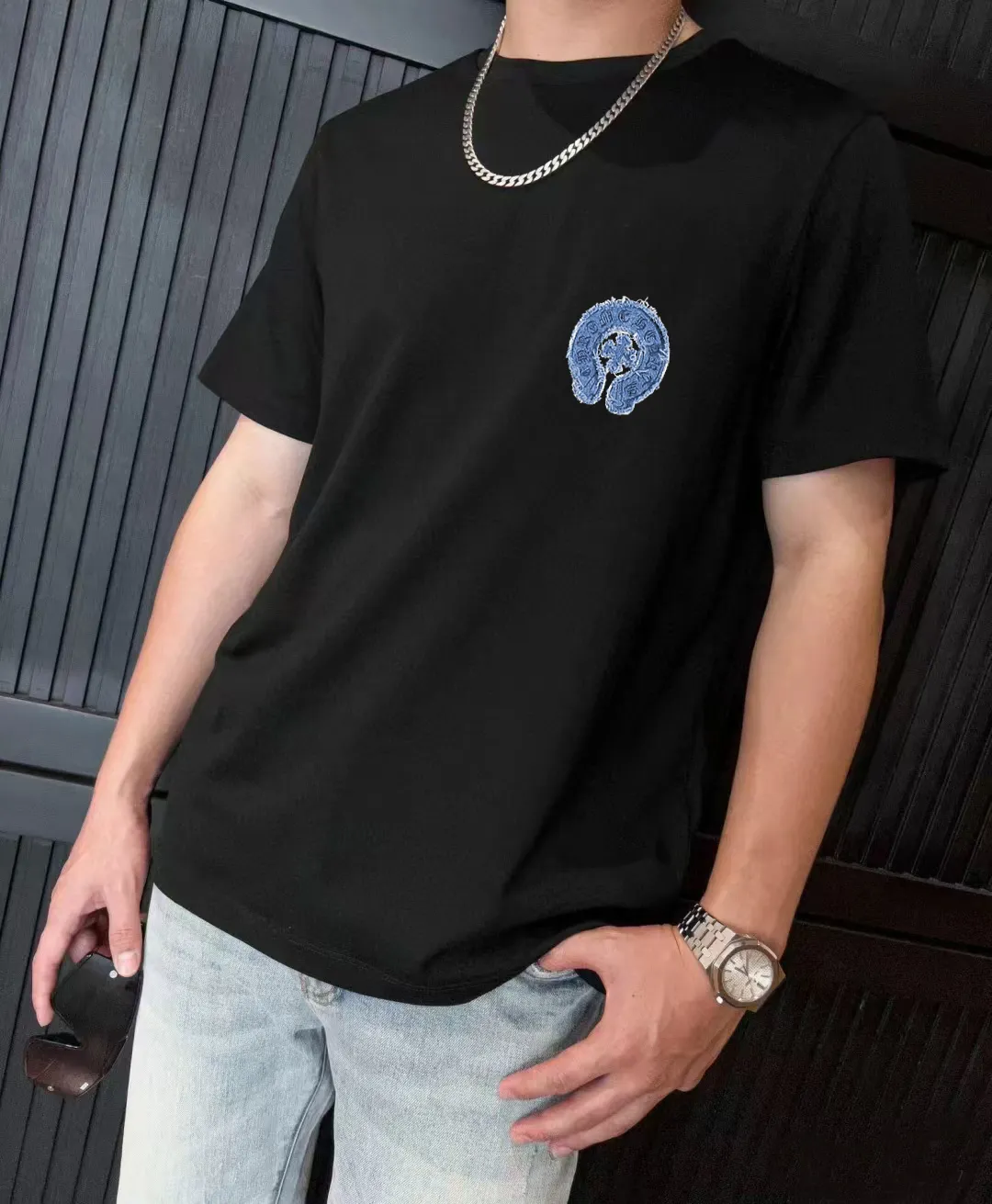 P190 Chrome Hearts CH Cross 26SS New product is hot at the same time💥 Early spring classic style Multiple craftsmanship Denim patch on the chest Horseshoe cross 🪡 Embroidery Large logo cross on the back Horseshoe denim patch Sanskrit ✝️🪡 Embroidery Round neck short-sleeved T-shirt, hot style, a style that both men and women like, same style for men and women, 100% chance of turning heads when wearing it! It’s all about being handsome. The designer’s classic sense is precisely grasped. The whole piece of clothing is heavy. Industrial washing process. Ready-made garments are dyed + sprayed for a horse effect. The double-wash process is very recognizable. It uses heavy washing to make it distressed. The edges of the patch are slightly rolled and naturally distressed. It has a three-dimensional sense of layering and a little damage. It is very visually lethal. It adheres to Kroxin's consistent rough style. The chest and back are large, and the horseshoe flower printed patch pattern is embroidered and decorated. It is also decorated with silver metal engraved distressed buttons. The classic elements full of brand recognition instantly enhance the overall sense of grade and specification. Its texture is quite high-end! The overall feeling is high-end, simple and elegant, with silver hardware accessories, a full set of customized accessories, and the pattern of the entire dress is all decorated with patchwork three-dimensional embroidery technology, which is the finishing touch of the entire dress. The design on the back is even more eye-catching! ! This full back is so cool, it’s full of design, and the overall upper body style highlights fashion and individuality. Wearing it together as a couple is even more popular on the street. I recommend the early autumn sweatshirt! ! The fabric is a unique 320g 100% cotton, which is skin-friendly, breathable, warm to the touch, has a strong texture, and has smooth lines. It can be called a back killer, which has very strict requirements on craftsmanship and cost. The smooth neckline, flat cuffs and hems, the stitches are large and tight, tight and orderly, and the details are perfect. The consistent OS version can be worn alone or layered. It is very casual, but very iconic! It is simply the flagship of high-end trendy brands and must be included in your wardrobe. It has the American fashion spirit of freedom and individuality, and is highly recognizable and stylized! Color: Black White Size: S-XL Size chart: S: Shoulder width 50-Bust 56-Length 70 M: Shoulder width 52-Bust 57-Length 72 L: Shoulder width 54-Bust 59-Length 74 XL: Shoulder width 56-Bust 62-Length 76